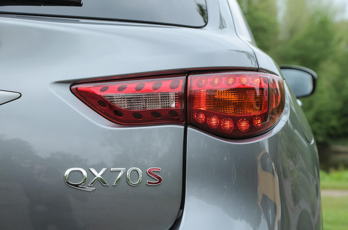 Infiniti QX70 rear light