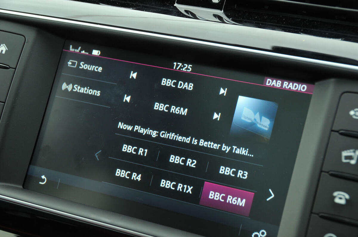 Jaguar F-Pace DAB infotainment