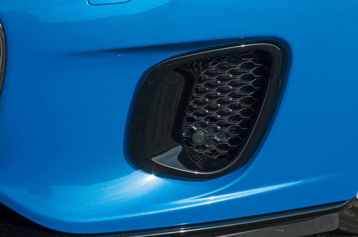 Jaguar F-Type 2.0 front brake intake