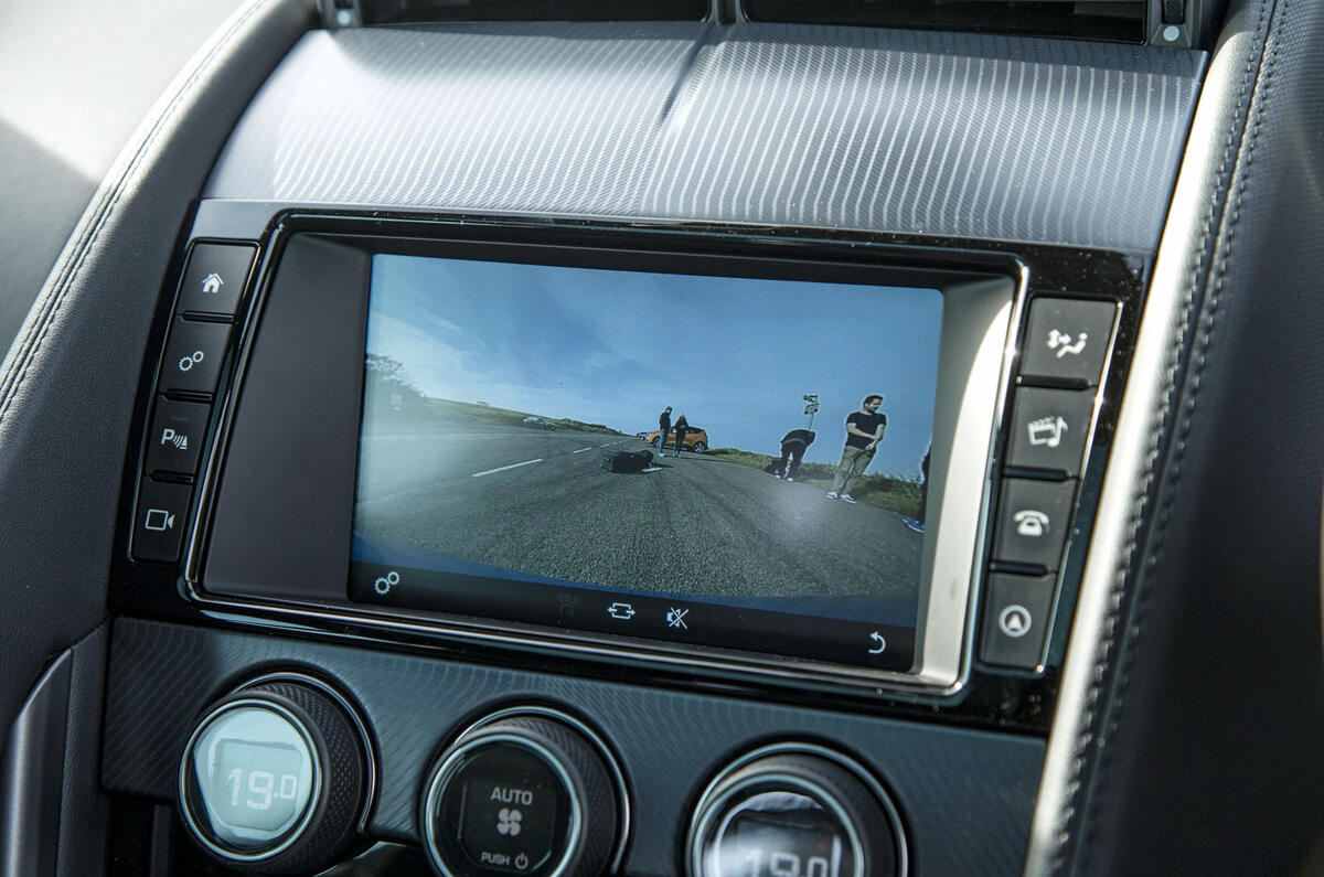 Jaguar F-Type 2.0 reversing camera