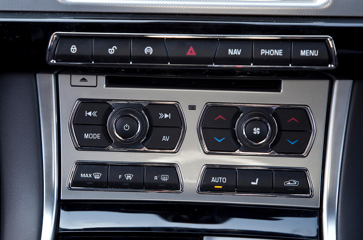 Jaguar XF Sportbrake centre console