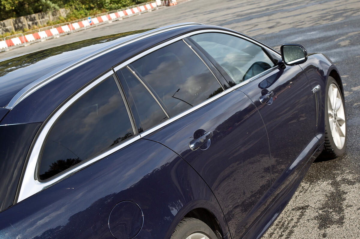 Jaguar XF Sportbrake privacy glass