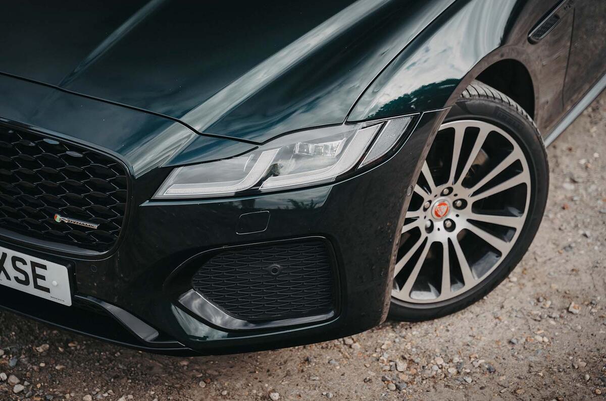 Jaguar XF statique avant