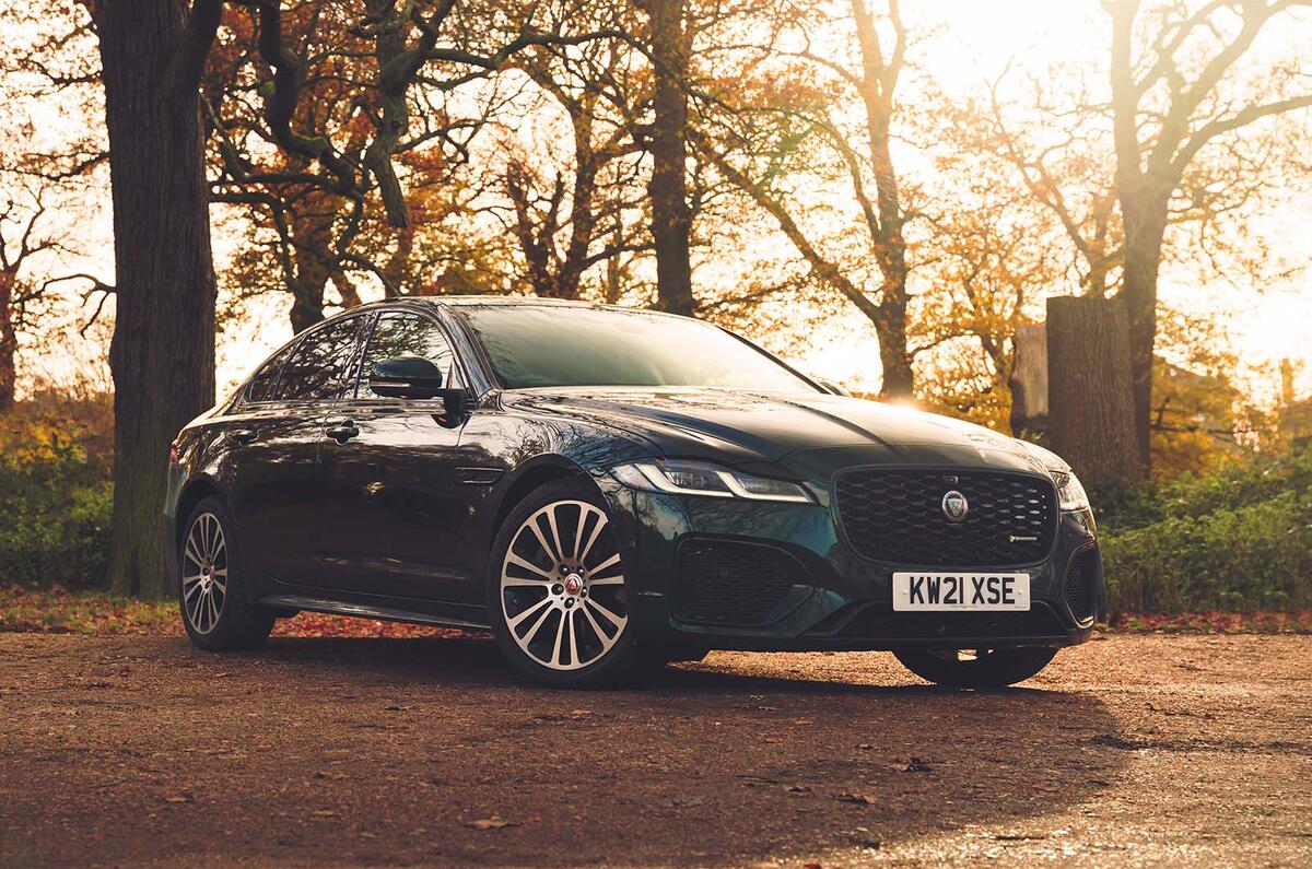 Jaguar XF avant trois quarts statique