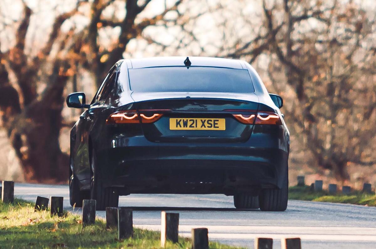 Jaguar XF arrière