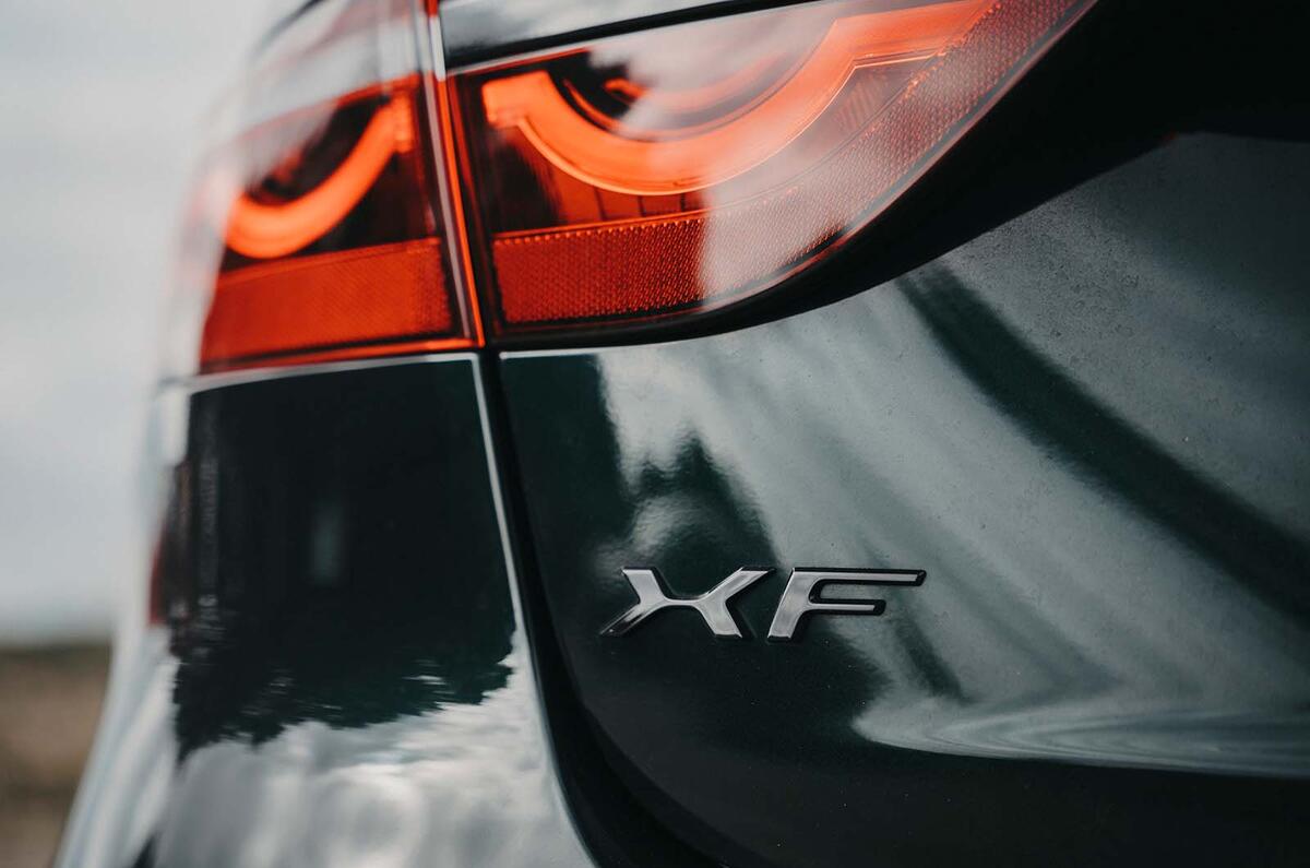 Jaguar XF feux arrière