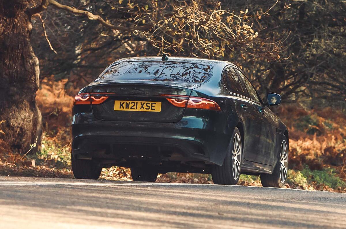 Jaguar XF quartier arrière droit