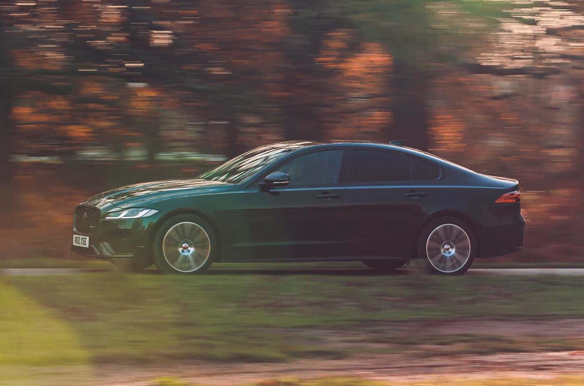 Jaguar XF siden left tracking