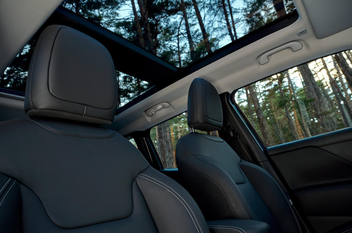 Jeep Renegade seats and panoramic sunroof