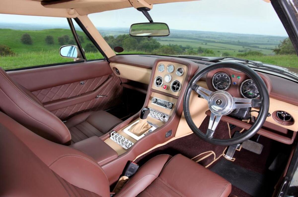 JIA Interceptor R interior