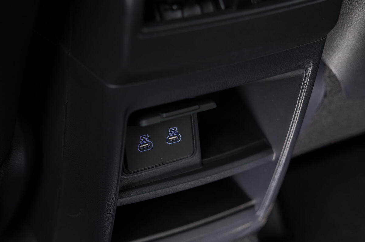 KGM Actyon review 2025019 charging ports