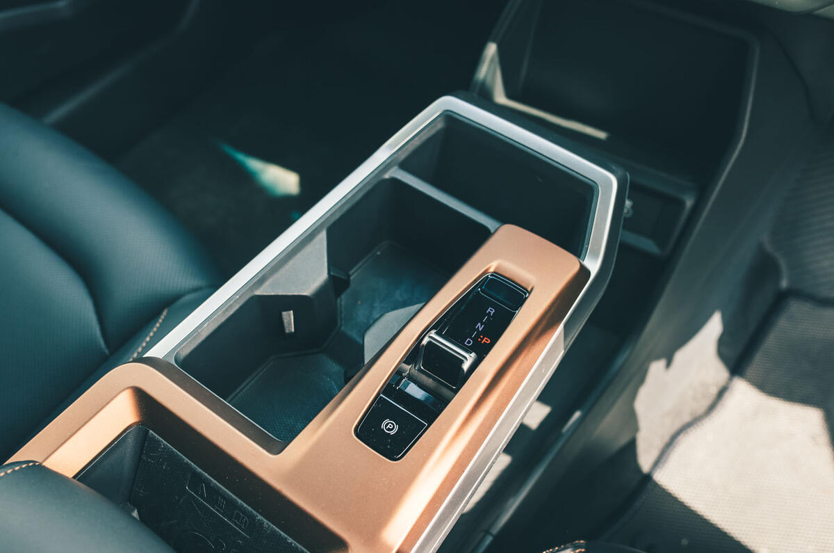 KGM Torres review 2025 13 centre console