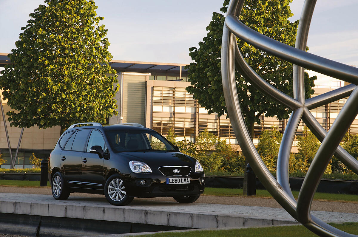 3 star Kia Carens