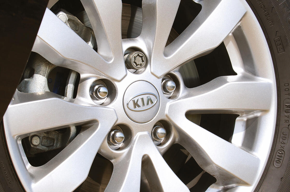 Kia Carens alloy wheels