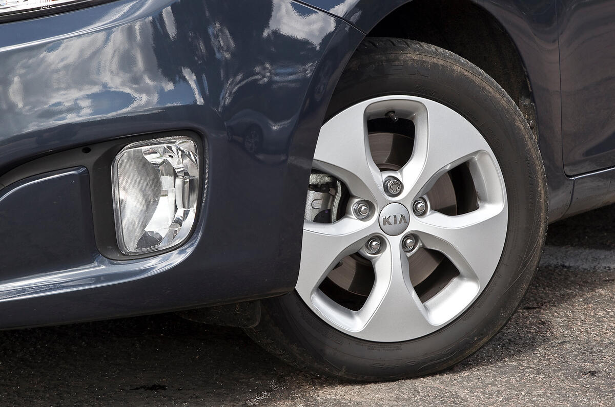 Kia Carens 16in alloy wheels