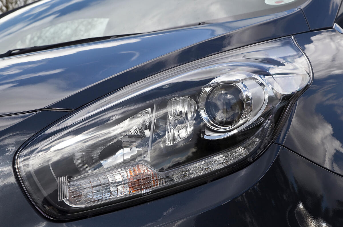 Kia Carens xenon headlights