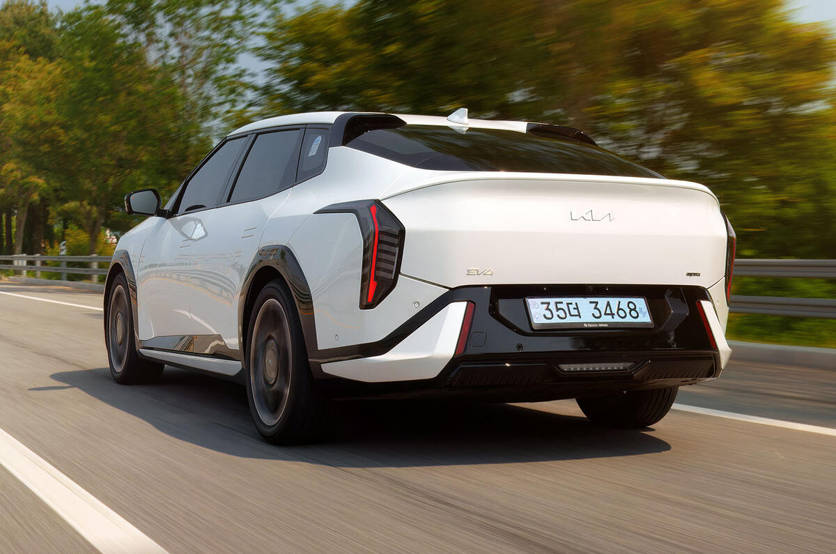 Kia EV4 berline avis 2025 02 travelling arrière