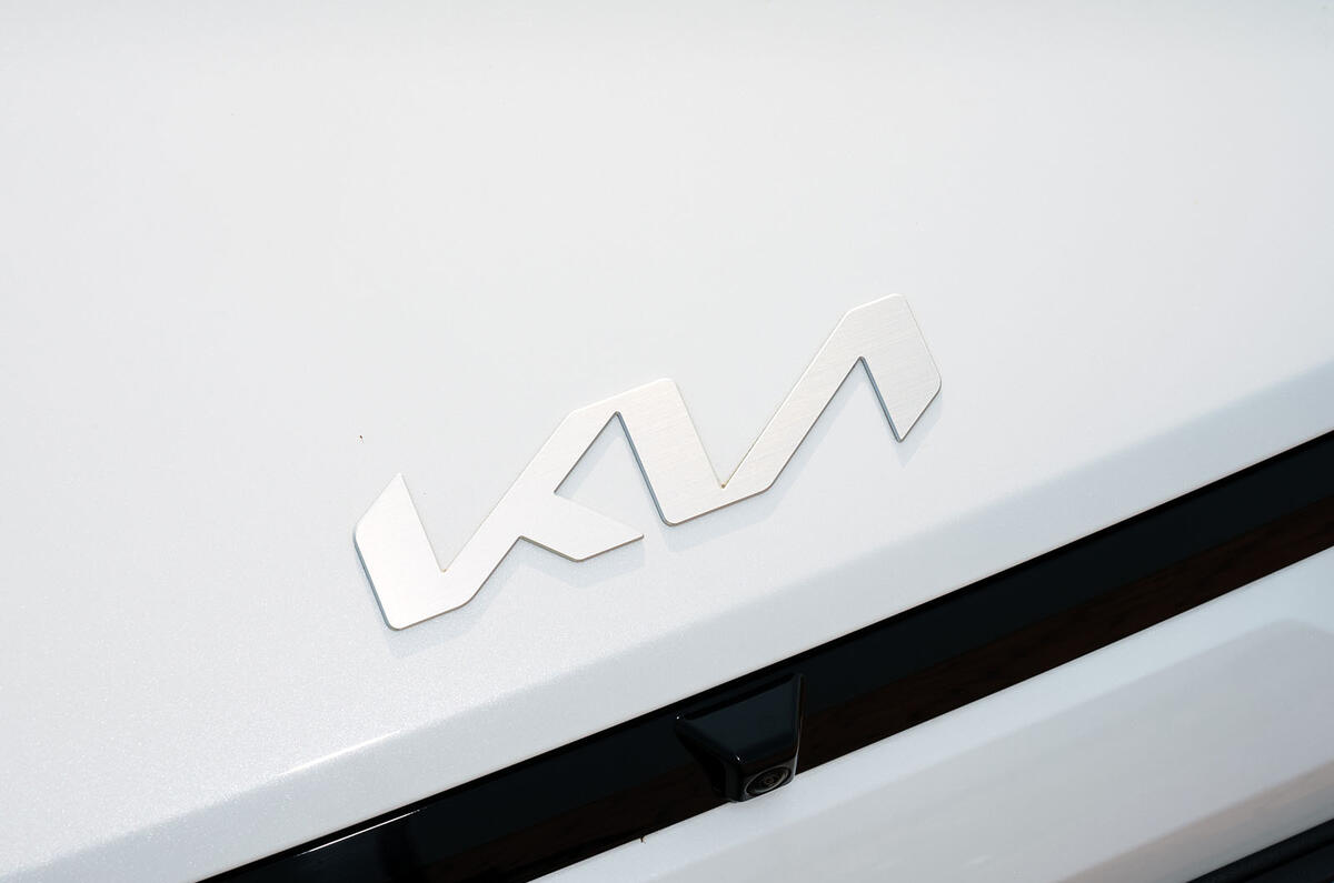 Kia EV4 berline 2025 05 badge kia