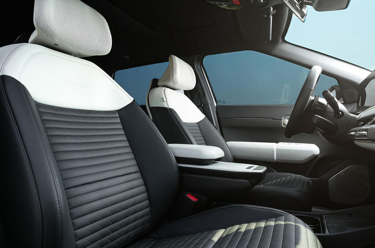 Kia EV4 berline avis 2025 08 sièges