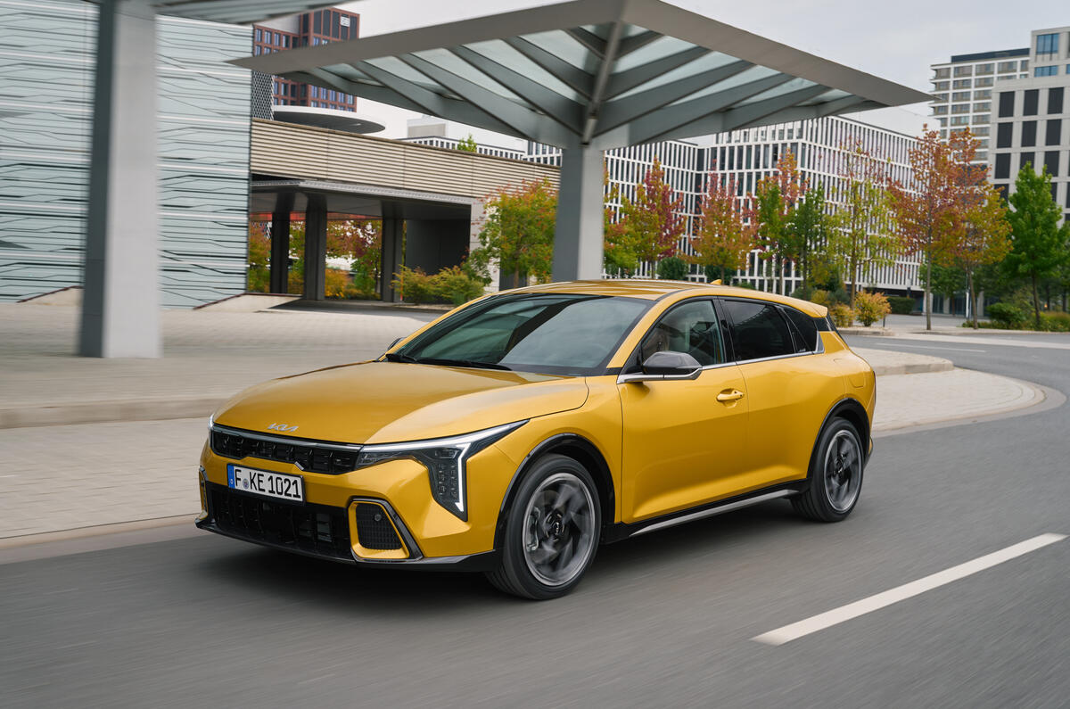 kia k4 gtline sparkling yellow dynamic highres 001