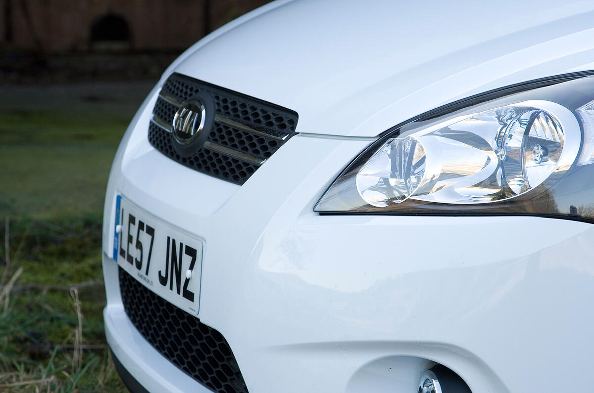 Bumper tweaks help give the Procee’d a sleeker profile and distract from a bluff-fronted nose Kia Procee'd front grille