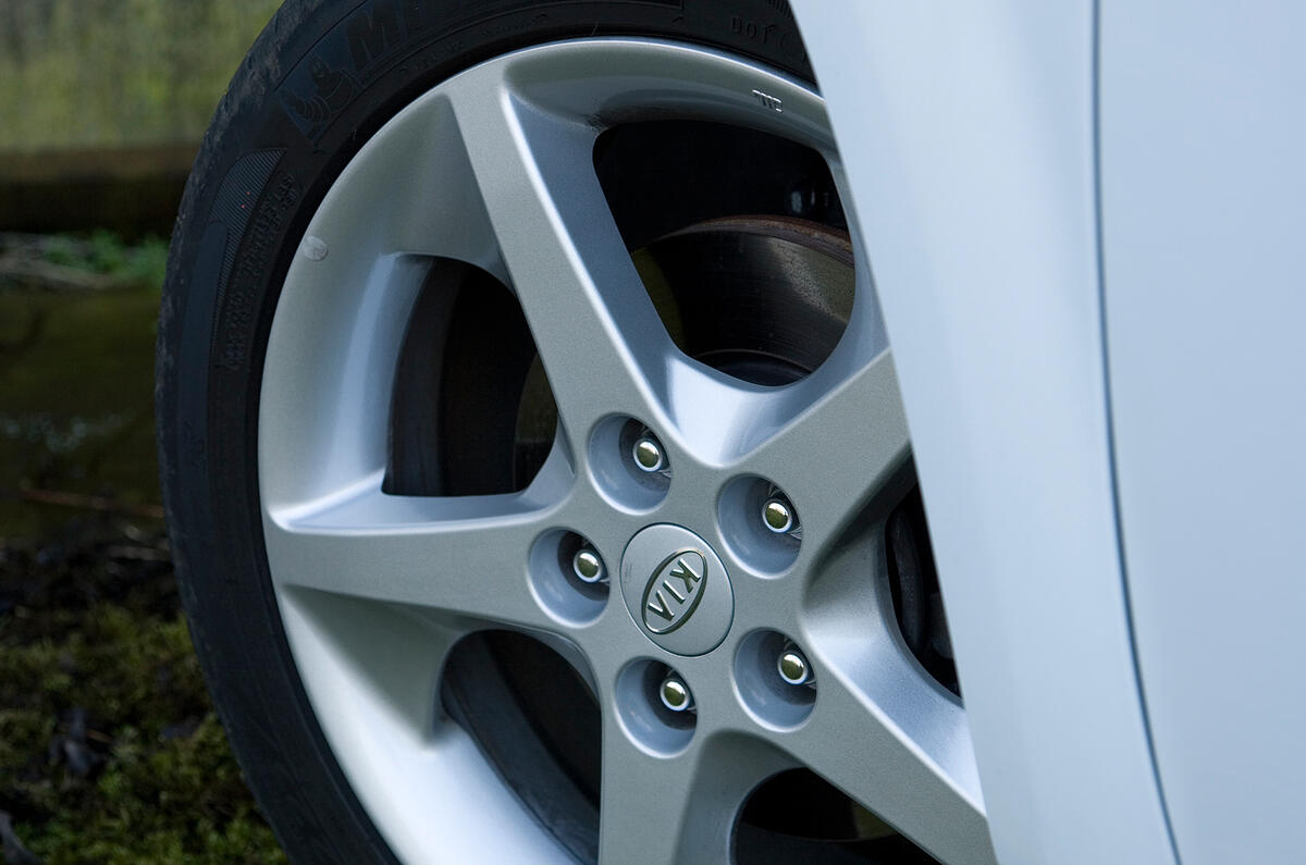 Alloy wheels are standard on all  Procee’ds  Kia Procee'd alloy wheels