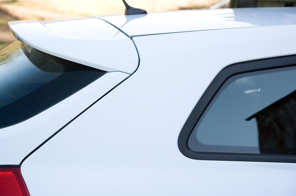 The shape of the rear window and C-pillar are reminiscent of the Audi A3 Kia Procee'd roof spoiler