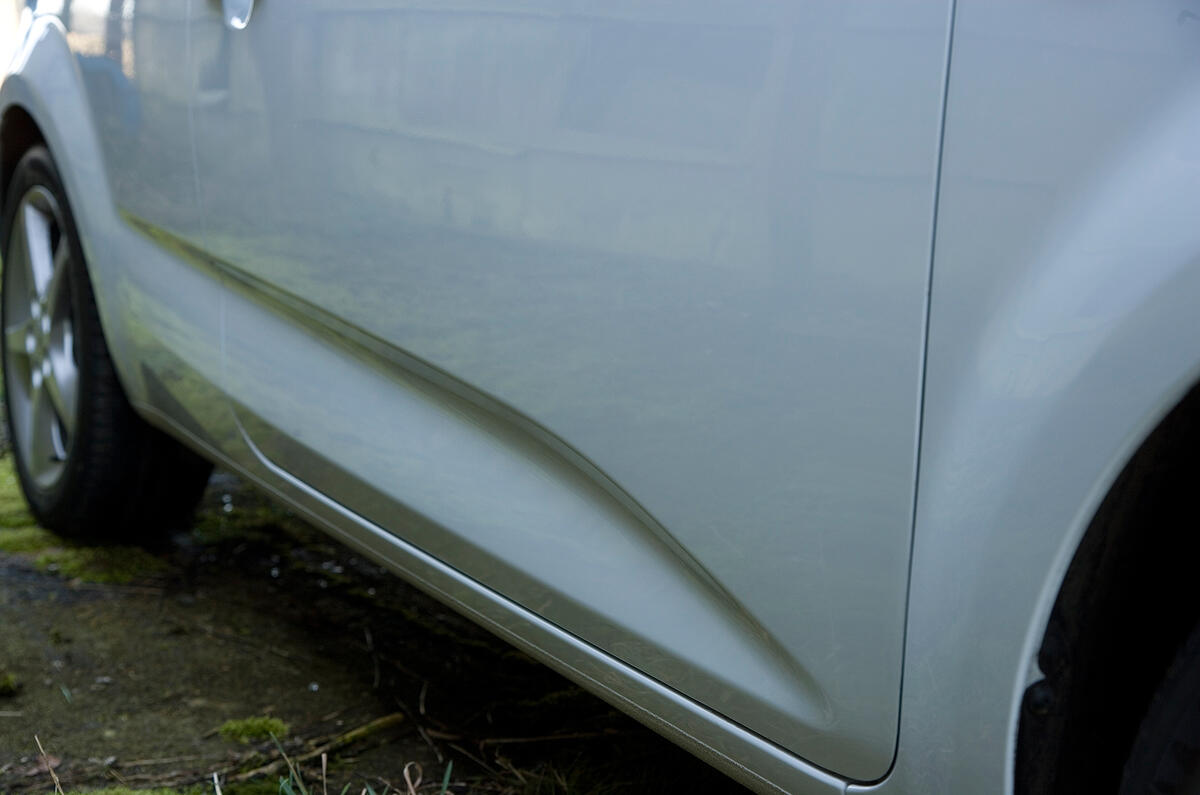 The indent running from the front wheel to the rear wheel arch is one of the few overtly styled aspects to the car Kia Procee'd side skirts