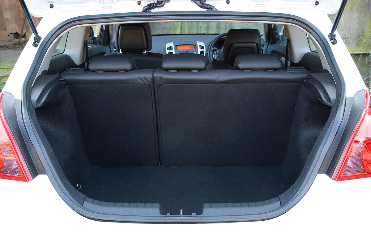 At least boot shape and space are respectable; rear seats split 60/40 and fold Kia Procee'd boot space