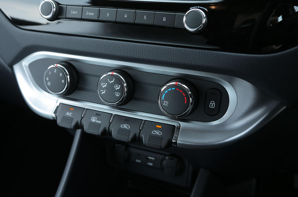 Kia Rio climate controls
