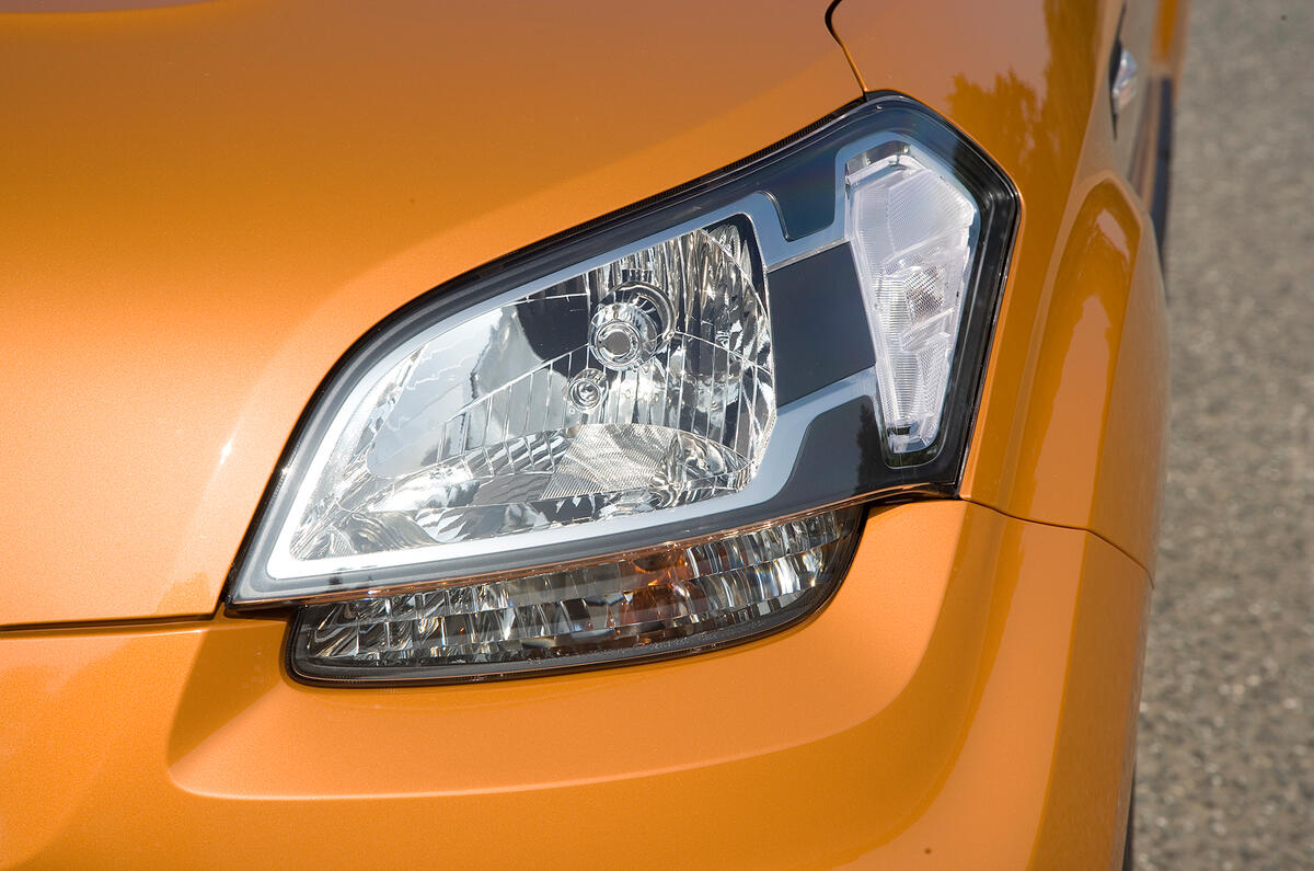 Huge headlights are made to look bigger by featuring a separate indicator underneath Kia Soul headlight