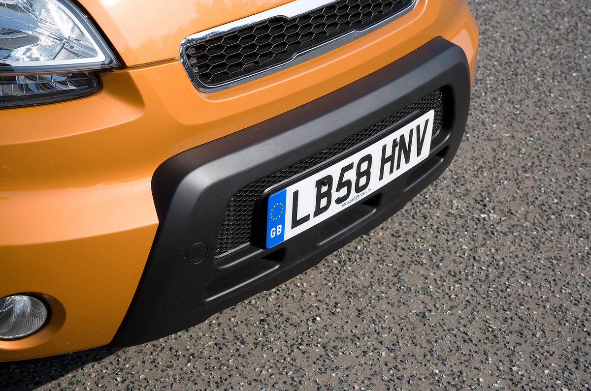 Nose features a false skid plate and what Kia calls a ‘tiger nose’ grille, which is red instead of chrome on the Soul Burner Kia Soul false skid plate
