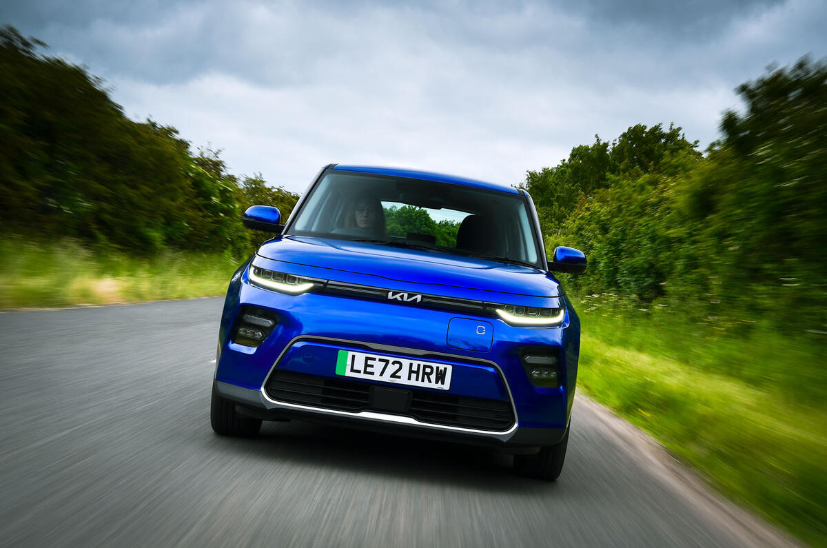 kia soul ev review 2023 04 front tracking