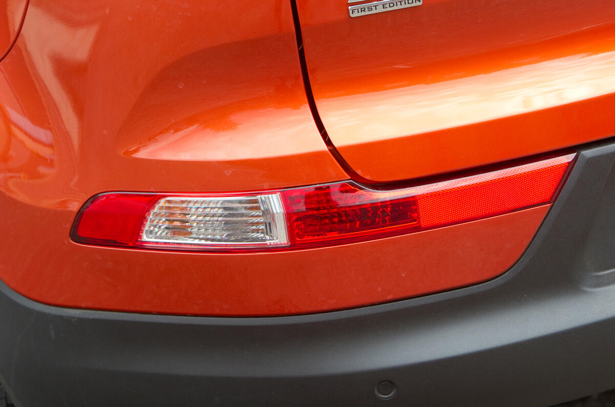 As well as the main lights higher up, there are extra lights and reflectors in the bumper Kia Sportage rear reflectors
