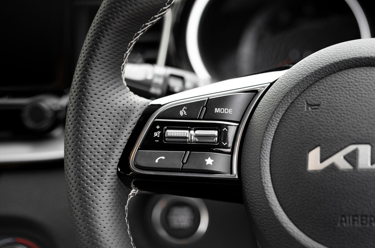 Kia Ceed review   steering wheel buttons Kia Ceed review   steering wheel buttons