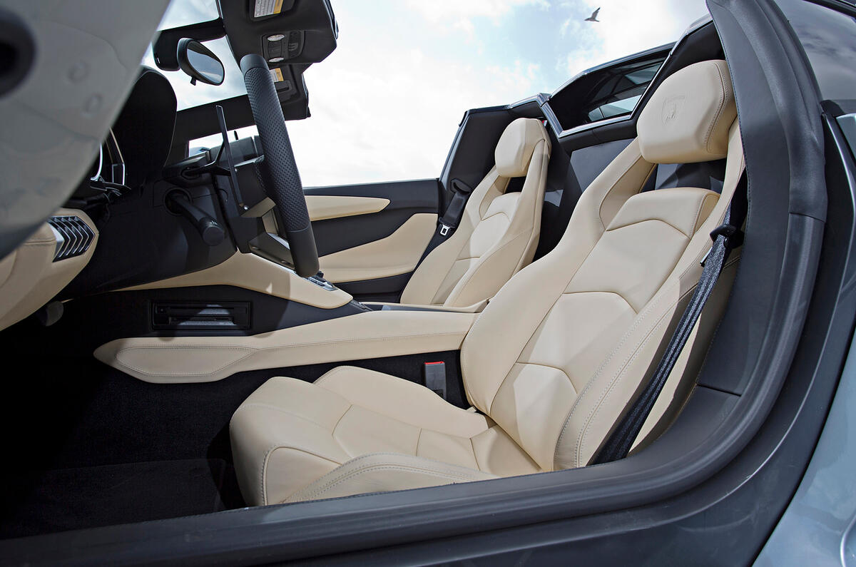 Lamborghini Aventador Roadster sport seats
