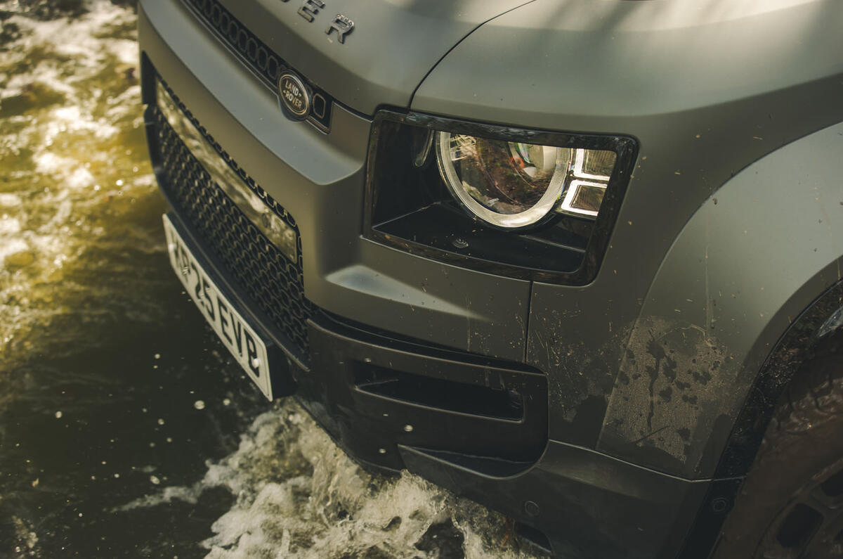 land rover defender octa rt 2025 mudsplash detail 34 land rover defender octa rt 2025 mudsplash detail 34