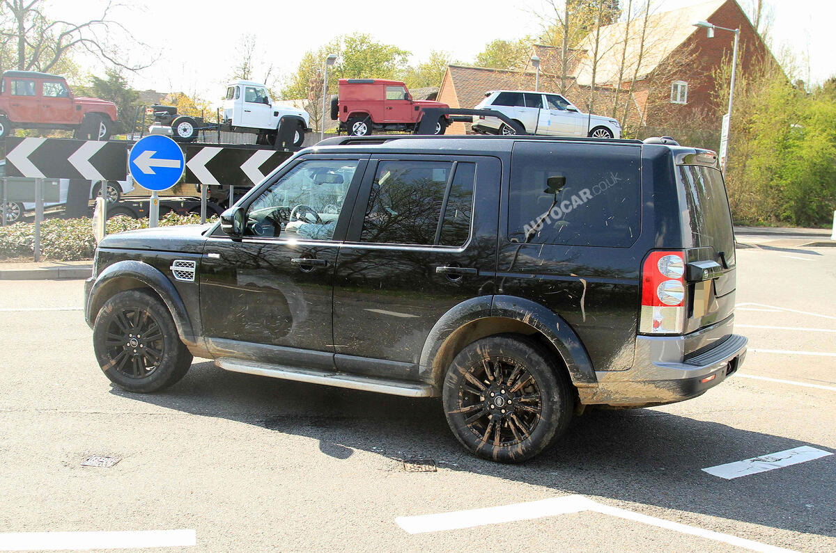 no title Land Rover Discovery facelift spotted