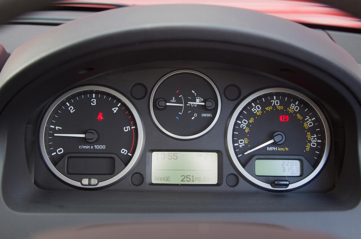 Instrumentation is logically laid out and very clear Land Rover Freelander instrument cluster