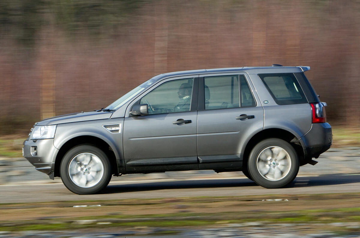 The six-speed auto shifts smoothly and avoids clumsy moments Land Rover Freelander side profile