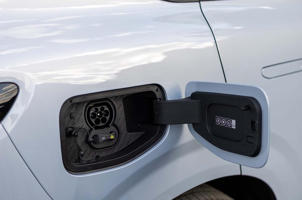 Leapmotor b10 charge port