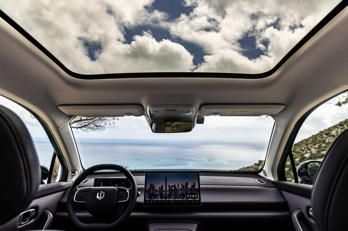 Leapmotor C10 REEV 2025 Review panoramic sunroof 27 Leapmotor C10 REEV 2025 Review panoramic sunroof 27