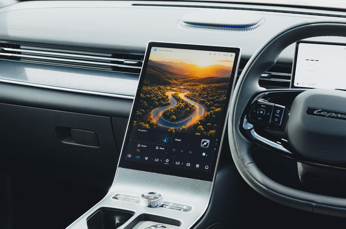 Lepas L8 central touchscreen