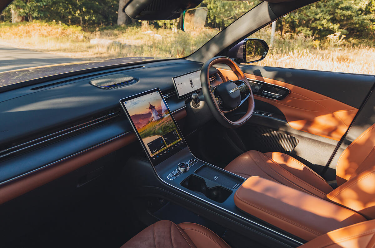 Lepas L8 interior