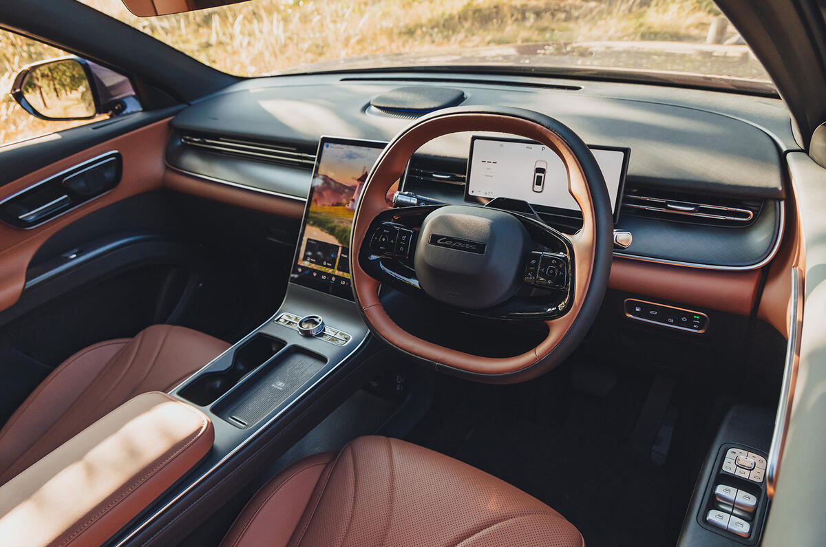Lepas L8 interior wide