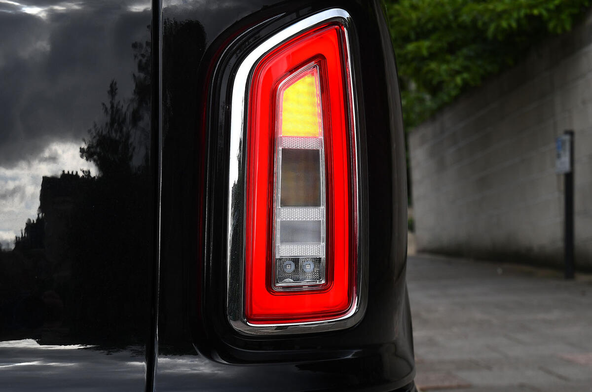 levc tx taxi review 2023 10 rear light