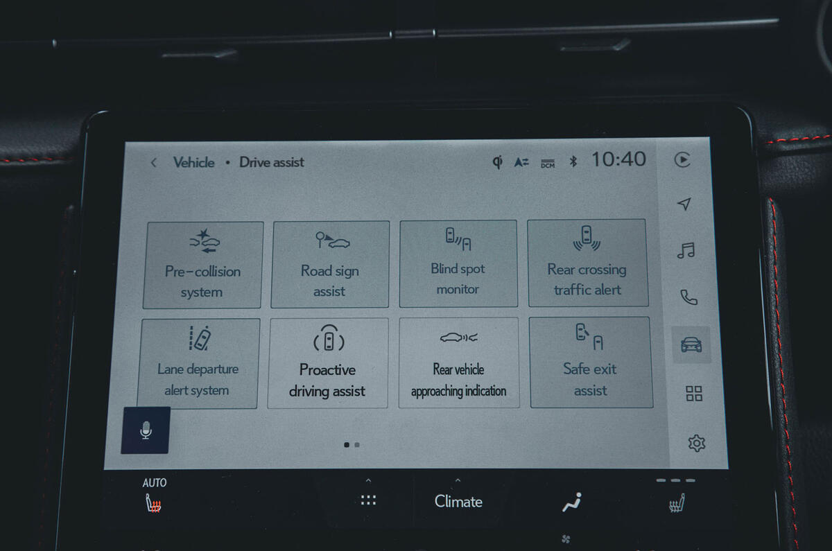 lexus lbx review 2024 18 screen