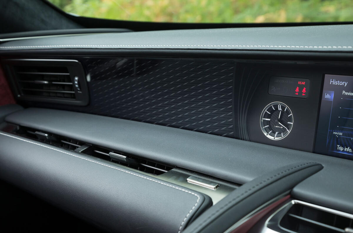 Lexus LC500 curving dashboard
