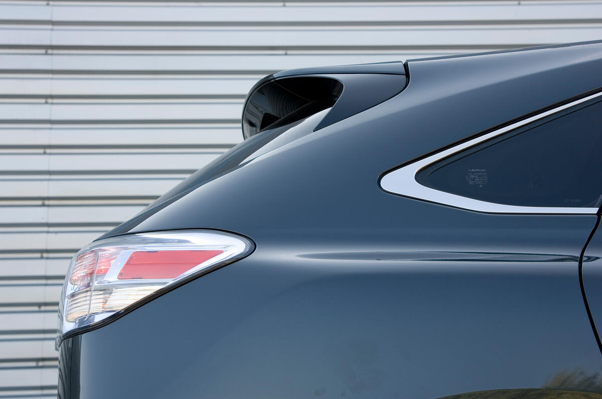 Rear screen, rearmost side window and bottom edge of the rear lights angles all match neatly Lexus RX rear windscreen