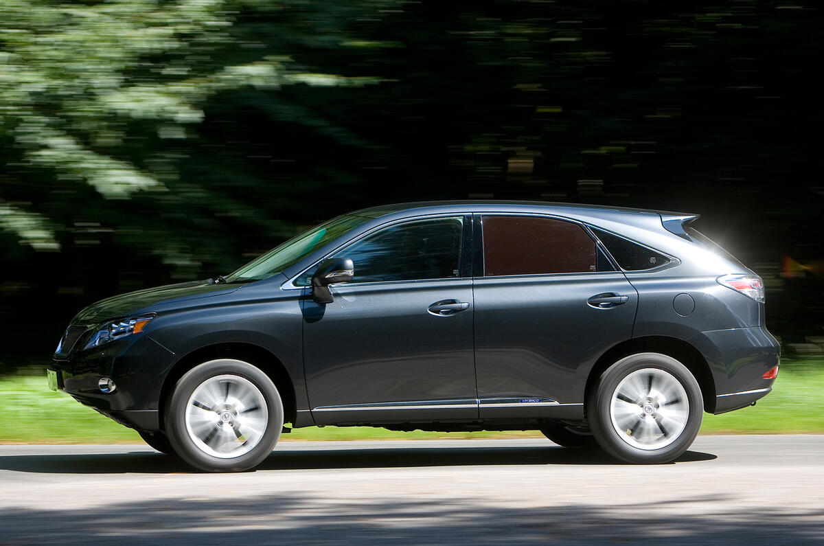 The RX450h’s maximum performance depends on battery charge Lexus RX side profile